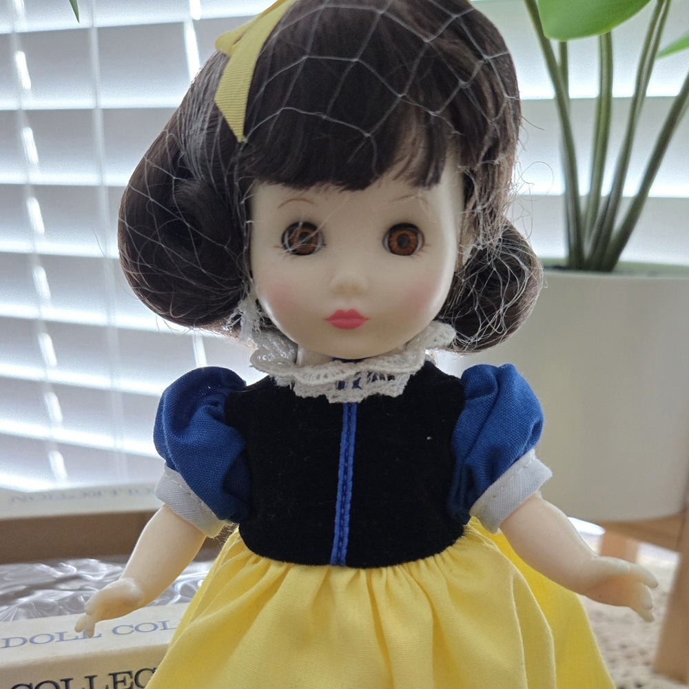 Vintage CBS Toys 1983 Ideal Collection Snow White Vinyl Posable Eyes Close Doll